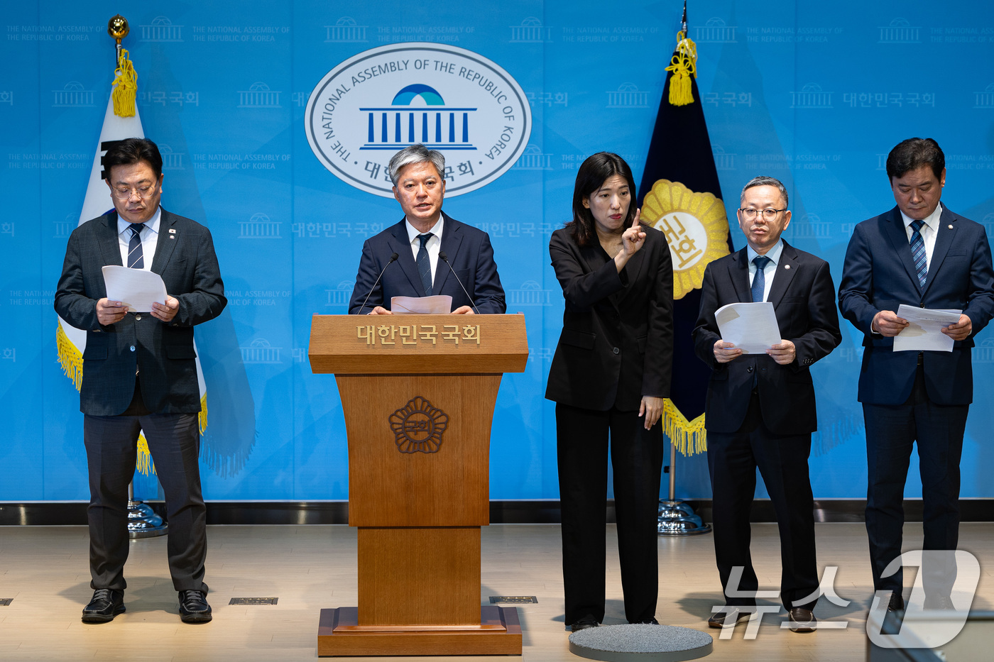 (서울=뉴스1) 유승관 기자 = 지귀연 판사 룸살롱 접대 의혹을 더불어민주당에 최초 제보한 정의찬 민주당 원내대표 정무실장이 30일 서울 여의도 국회 소통관에서 지귀연 판사 교체 …