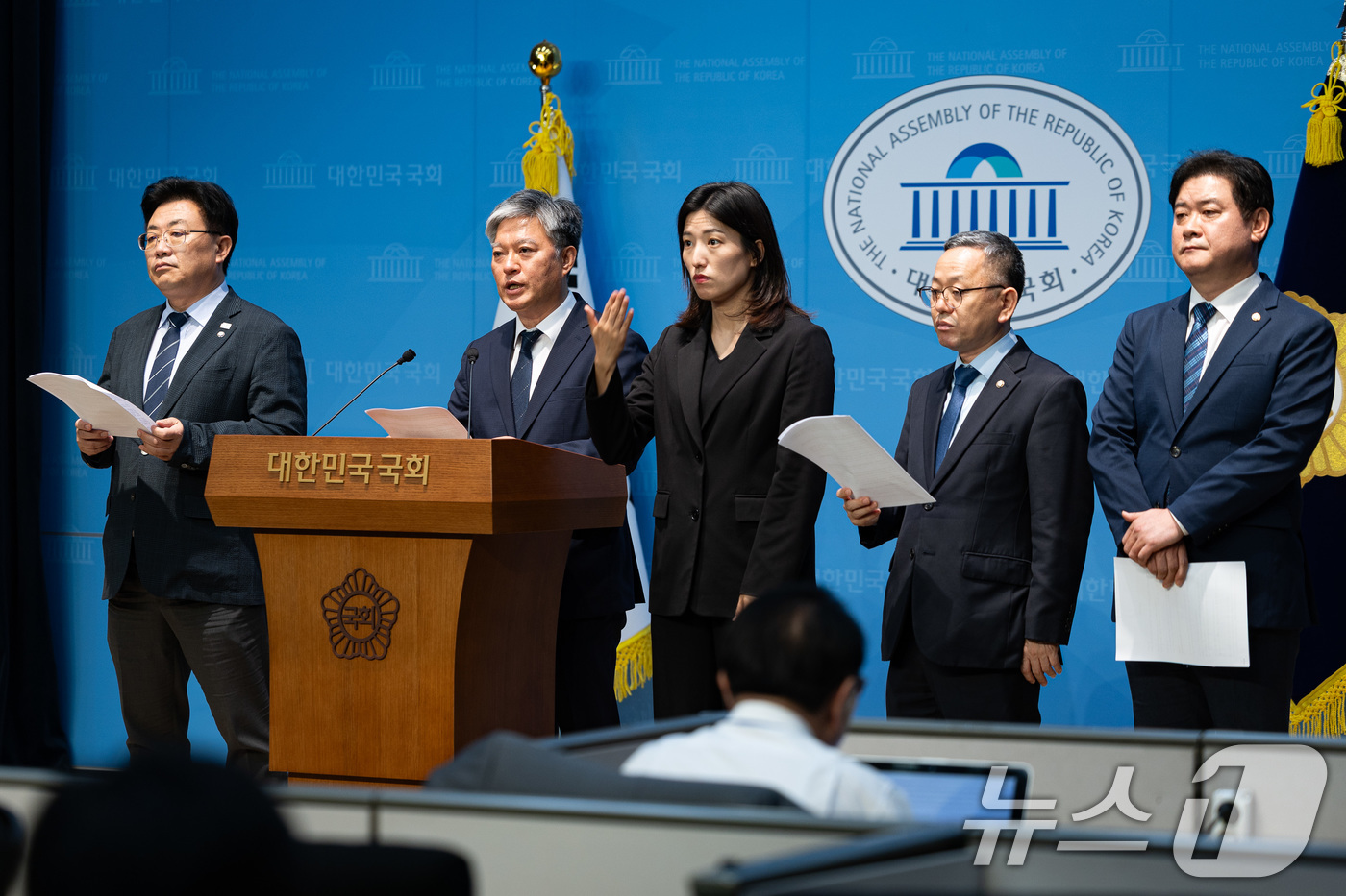 (서울=뉴스1) 유승관 기자 = 지귀연 판사 룸살롱 접대 의혹을 더불어민주당에 최초 제보한 정의찬 민주당 원내대표 정무실장이 30일 서울 여의도 국회 소통관에서 지귀연 판사 교체 …