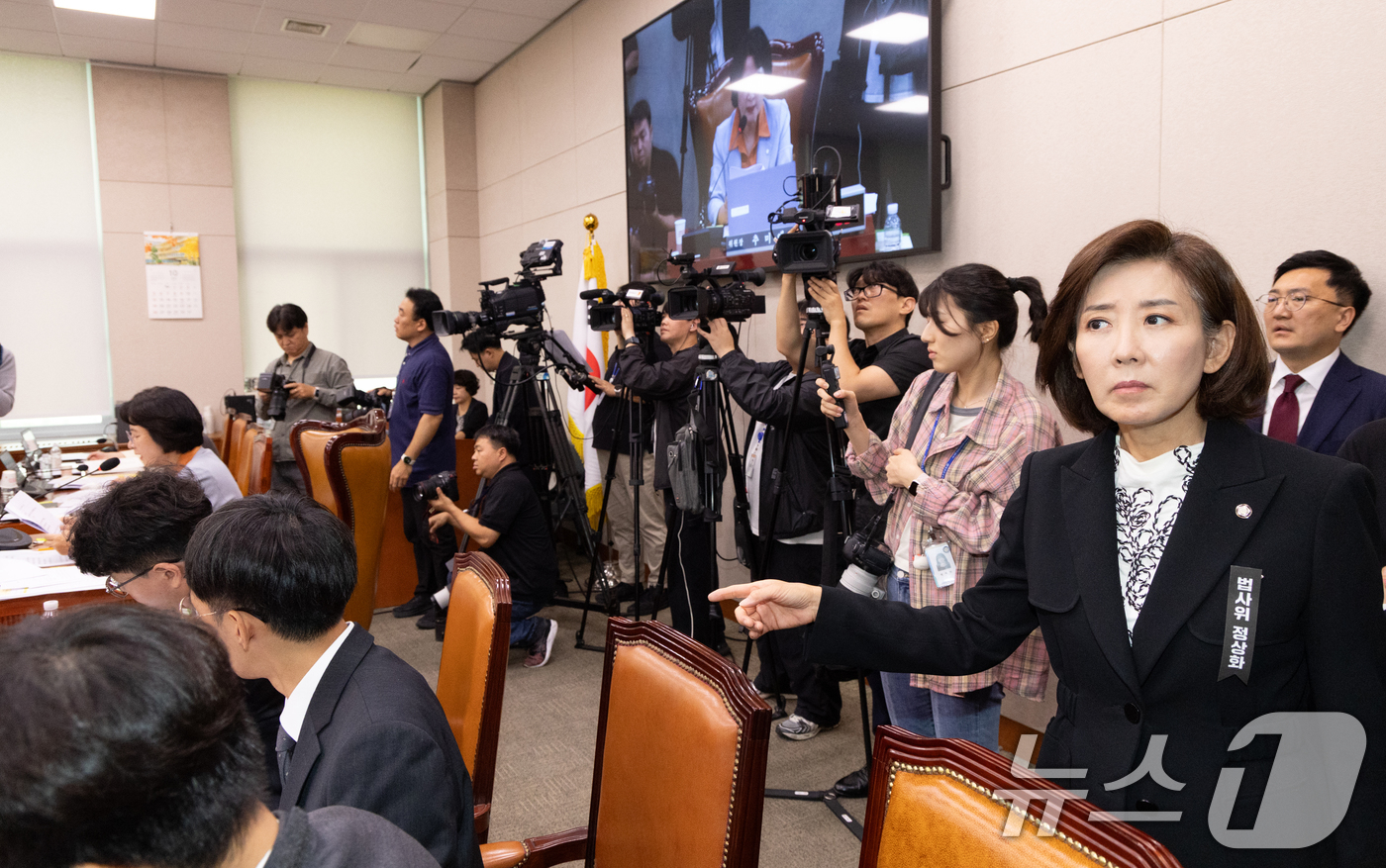 (서울=뉴스1) 이승배 기자 = 30일 서울 여의도 국회에서 열린 제429회국회(정기회) 법제사법위원회 제7차 전체회의에서 나경원 국민의힘 의원이 대법원 현장 국정감사 안건에 대해 …