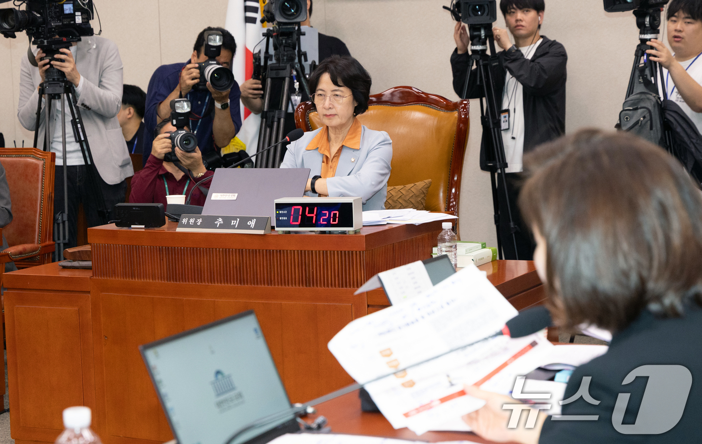 (서울=뉴스1) 이승배 기자 = 30일 서울 여의도 국회에서 열린 제429회국회(정기회) 법제사법위원회 제7차 전체회의에서 추미애 위원장이 나경원 국민의힘 의원의 발언을 듣고 있다 …