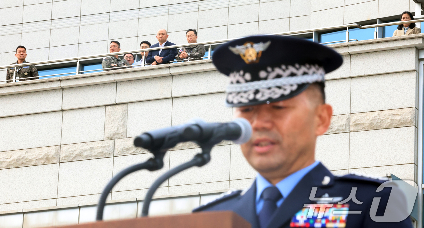 (서울=뉴스1) 김명섭 기자 = 국방부 직원들이 30일 서울 용산구 국방부에서 열린 제44대·45대 함동참모의장 이·취임식 및 전역식에서  진영승 신임 합참의장의 취임사를 등고 있 …