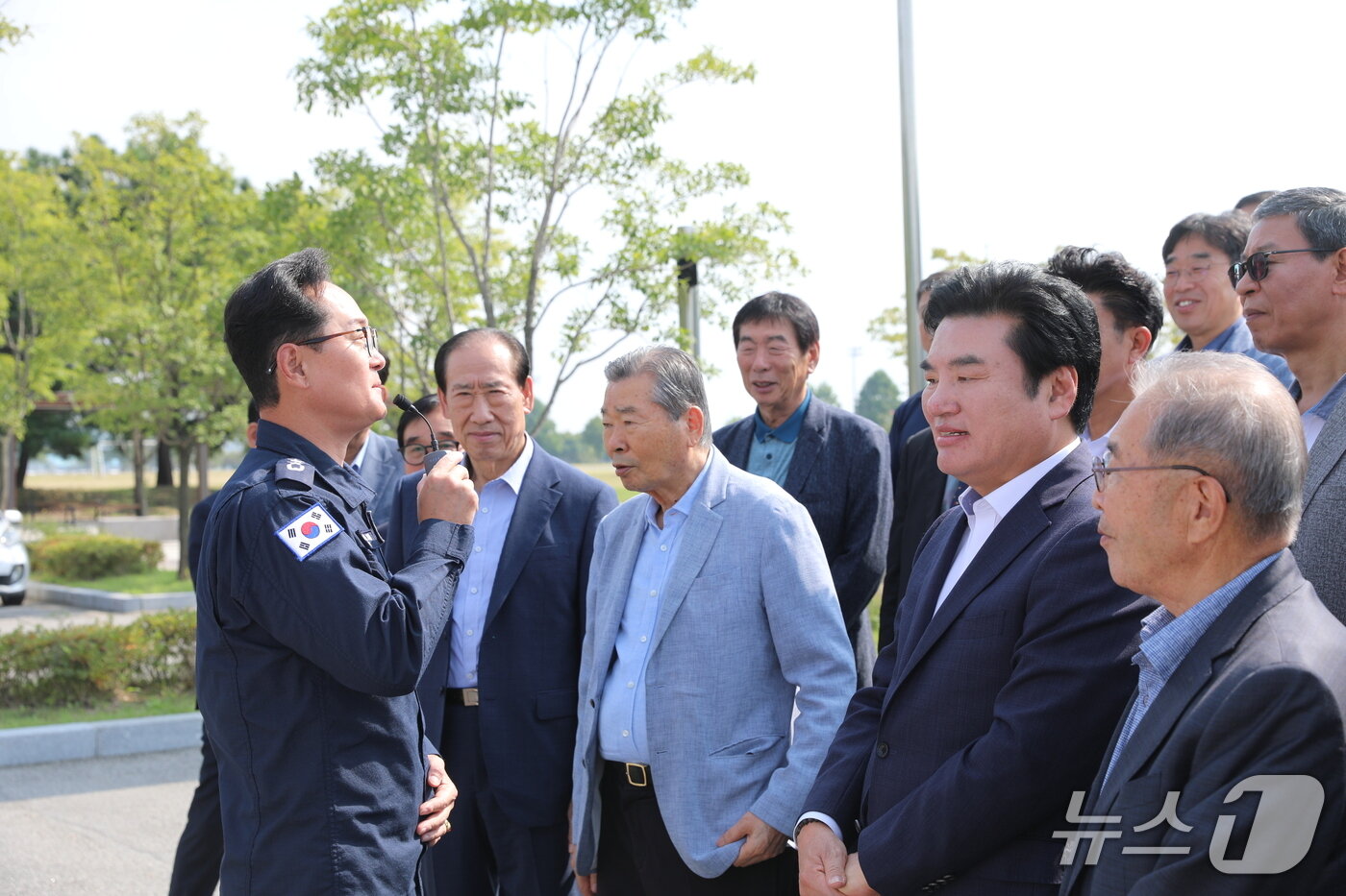 본문 이미지 - 원유철 전 미래한국당 대표(오른쪽 두 번째)가 공군작전사령부에 방문한 모습.(평택시민회 제공)