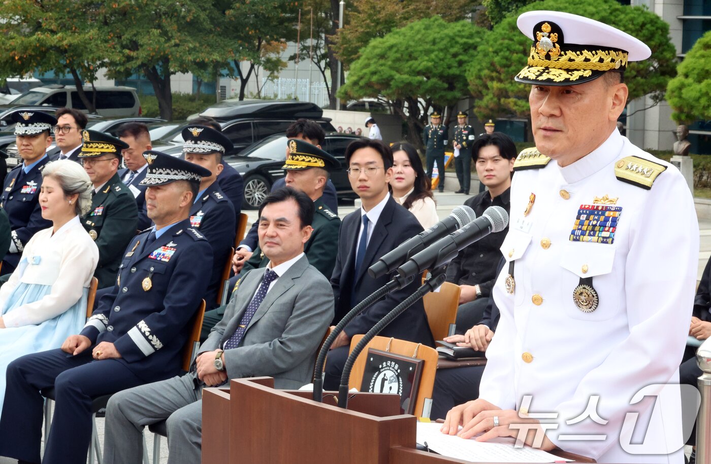 본문 이미지 - 김명수 전 함참의장이 지난해 9월 30일 서울 용산구 국방부에서 열린 제44대·45대 함동참모의장 이·취임식 및 전역식에서 이임사를 하고 있다. 2025.9.30 ⓒ 뉴스1 김명섭 기자