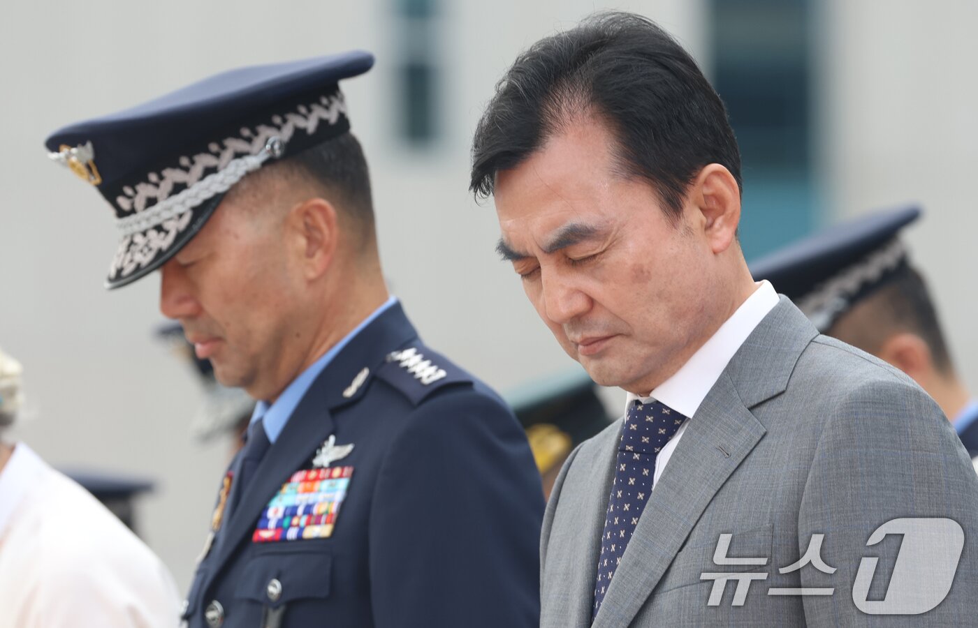 본문 이미지 - 안규백 국방부 장관과 진영승 신임 합참의장이 지난달 30일 서울 용산구 국방부에서 열린 제44대·45대 함동참모의장 이·취임식 및 전역식에서 순국선열과 호국영령에 대한 묵념을 하고 있다. 2025.9.30/뉴스1 ⓒ News1 김명섭 기자