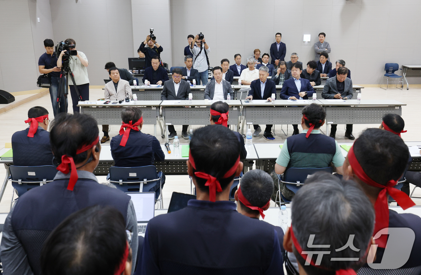 (수원=뉴스1) 김영운 기자 = 30일 경기 수원시 영통구 경기지방노동위원회에서 경기도버스노동조합협의회(노조)와 경기도버스운송사업조합(사측)의 최종 조정회의가 열리고 있다.노조는 …