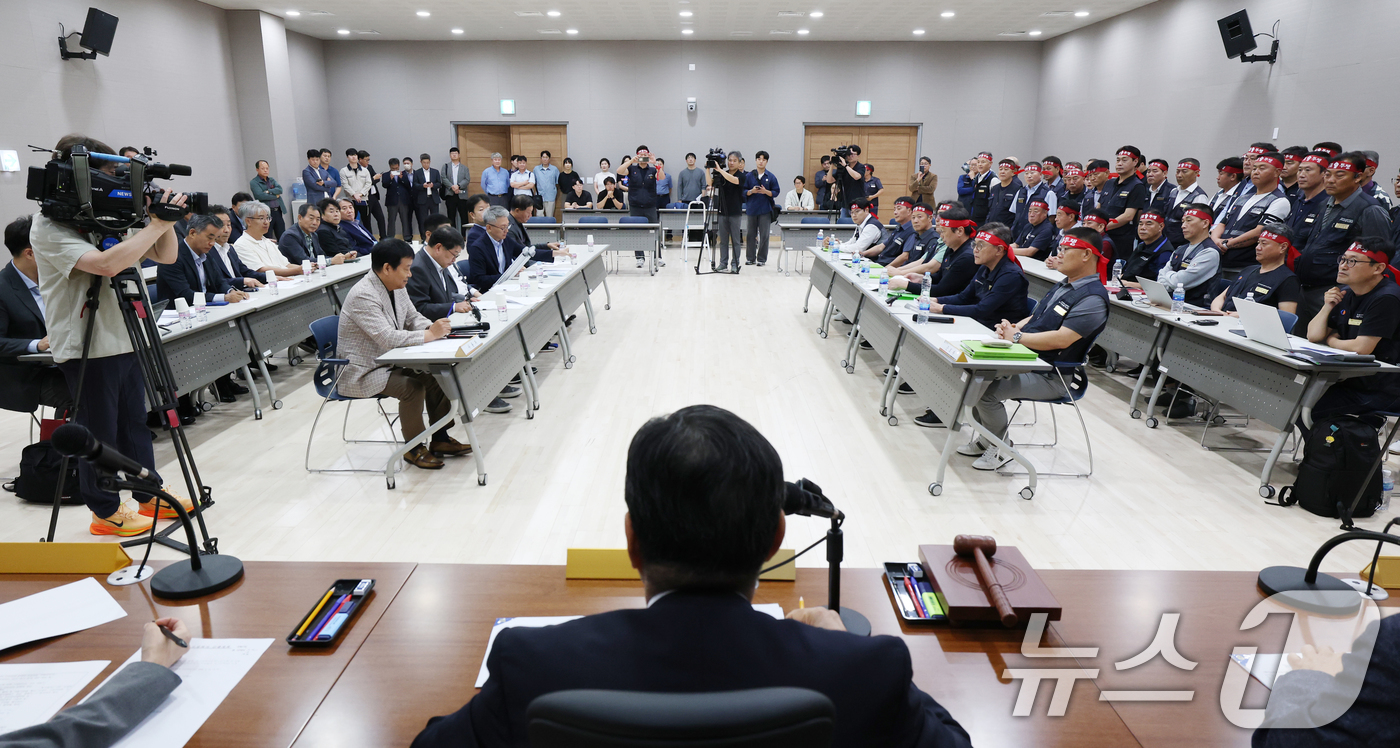 (수원=뉴스1) 김영운 기자 = 30일 경기 수원시 영통구 경기지방노동위원회에서 경기도버스노동조합협의회(노조)와 경기도버스운송사업조합(사측)의 최종 조정회의가 열리고 있다.노조는 …