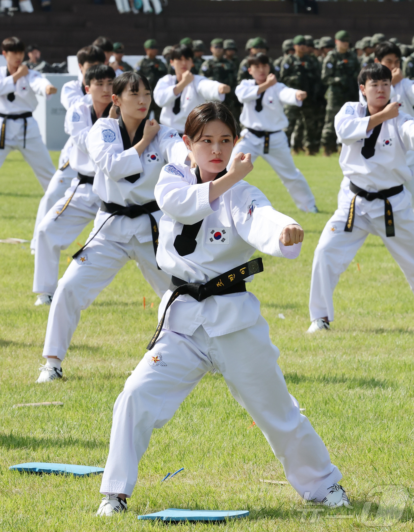 (계룡=뉴스1) 김기태 기자 = 29일 충남 계룡대 연병장에서 열린 제77주년 국군의날 기념식 미디어데이 행사에서 태권도 시범을 선보이고 있다. 2025.10.1/뉴스1