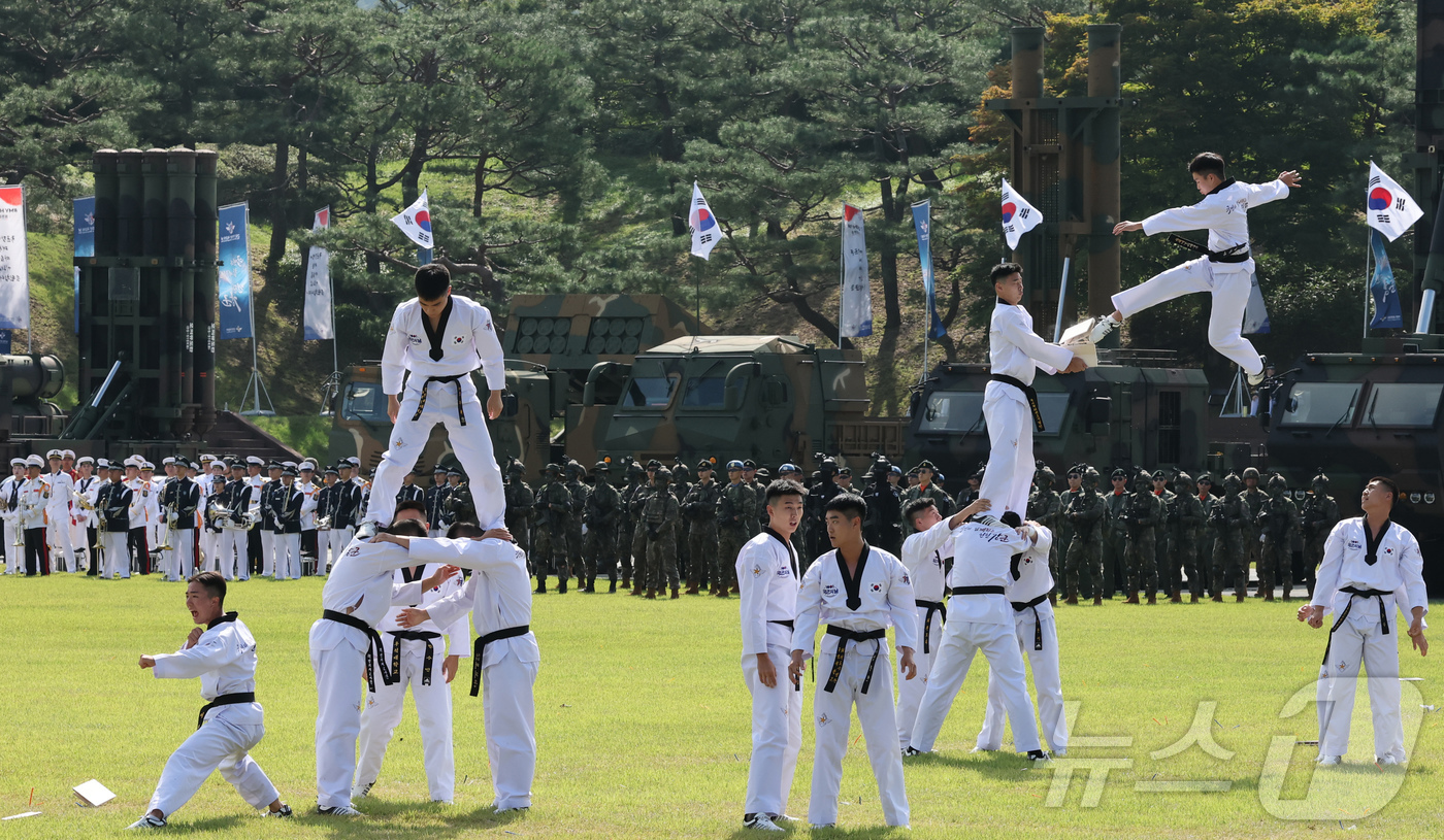 (계룡=뉴스1) 김기태 기자 = 29일 충남 계룡대 연병장에서 열린 제77주년 국군의날 기념식 미디어데이 행사에서 태권도 시범을 선보이고 있다. 2025.10.1/뉴스1