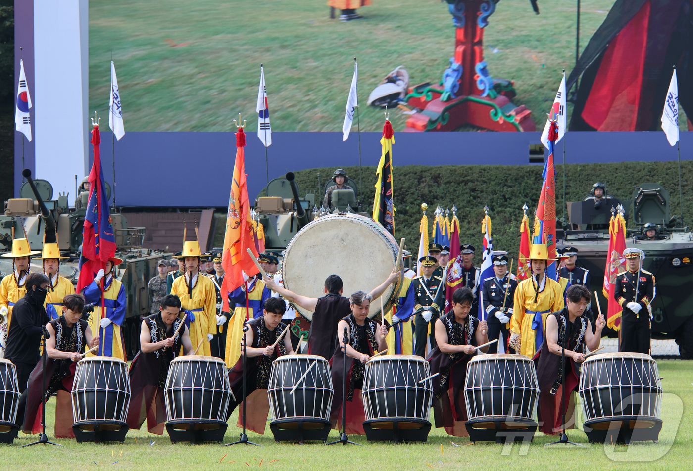 (계룡=뉴스1) 김기태 기자 = 29일 충남 계룡대 연병장에서 열린 제77주년 국군의날 기념식 미디어데이 행사에서 한국전통문화예술원 '태극'이 식전공연을 선보이고 있다. 2025. …