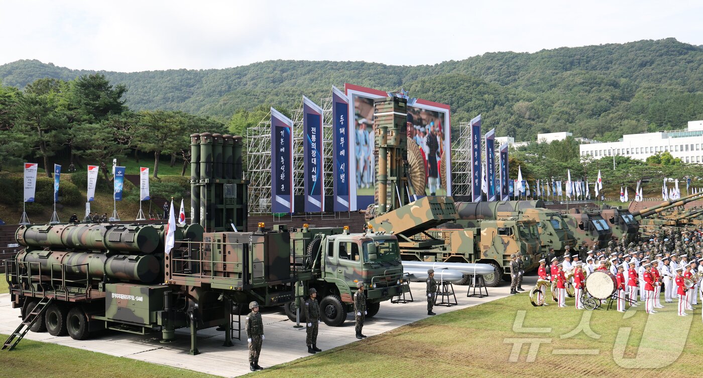 본문 이미지 - 지난달 29일 충남 계룡대 연병장에서 열린 제77주년 국군의날 기념식 미디어데이 행사에서 전시 장비가 도열해 있다. 2025.10.1/뉴스1 ⓒ News1 김기태 기자