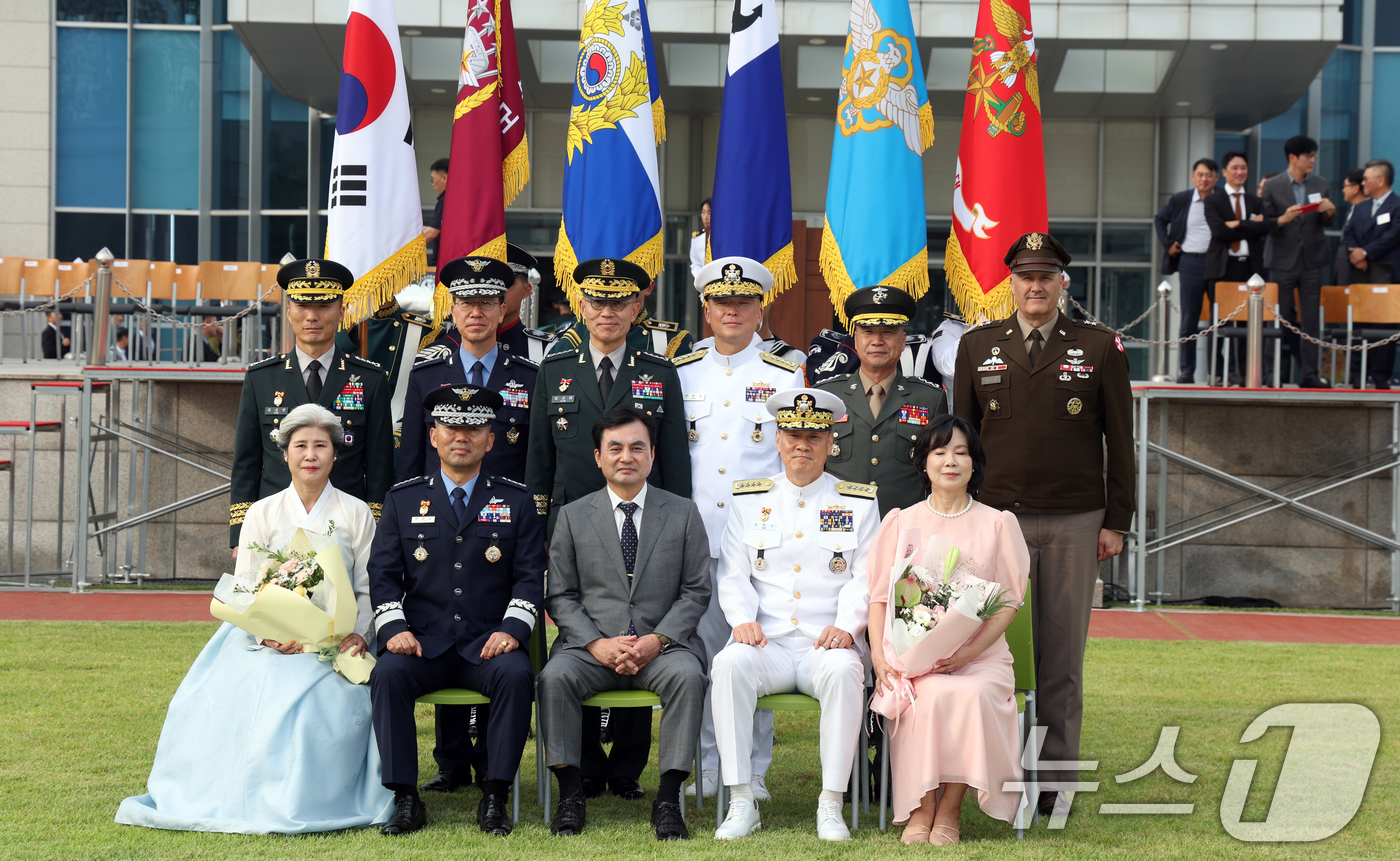 (서울=뉴스1) 김명섭 기자 = 안규백 국방부 장관과 진영승 신임 합참의장, 김명수 전 합참의장 등이 30일 서울 용산구 국방부에서 열린 제44대·45대 함동참모의장 이·취임식 및 …