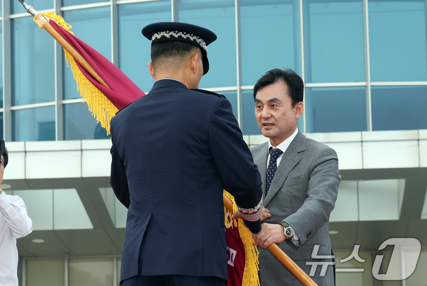 (서울=뉴스1) 김명섭 기자 = 안규백 국방부 장관이  30일 서울 용산구 국방부에서 열린 제44대·45대 함동참모의장 이·취임식 및 전역식에 진영승 신임 합참의장에게 부대기를 이 …