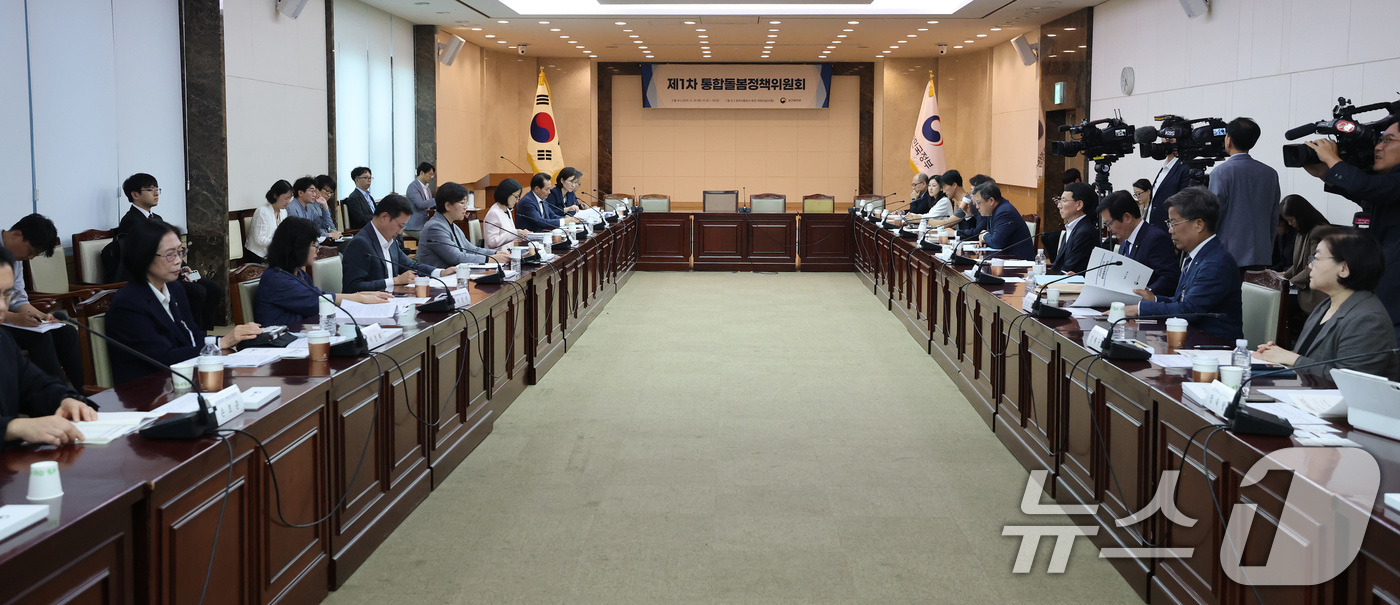 (서울=뉴스1) 임세영 기자 = 정은경 보건복지부 장관이 30일 서울 종로구 정부서울청사에서 열린 제1차 통합돌봄정책위원회 회의에서 모두발언을 하고 있다. 2025.9.30/뉴스1 …