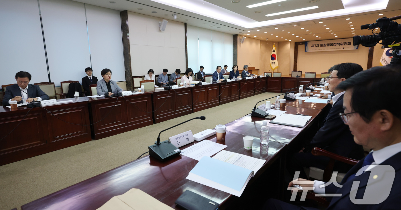 (서울=뉴스1) 임세영 기자 = 정은경 보건복지부 장관이 30일 서울 종로구 정부서울청사에서 열린 제1차 통합돌봄정책위원회 회의에서 모두발언을 하고 있다. 2025.9.30/뉴스1 …
