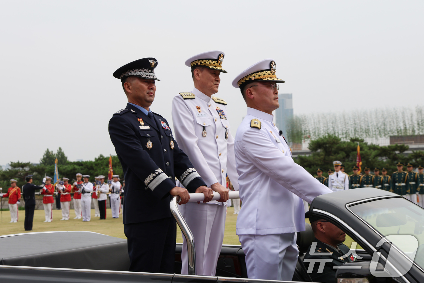 (서울=뉴스1) = 진영승 신임 합참의장과 김명수 전 함참의장이 30일 서울 용산구 국방부에서 열린 제44대·45대 함동참모의장 이·취임식 및 전역식에서 열병을 하고 있다. (합동 …
