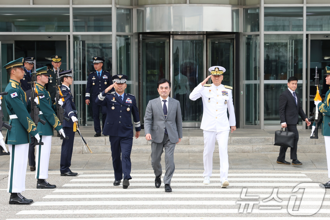 (서울=뉴스1) = 안규백 국방부장관(가운데)과 신임 합참의장 진영승 대장(왼쪽), 이임 합참의장 김명수 대장이 30일 서울 용산구 국방부에서 열린 제44,45대 합참의장 이취임식 …