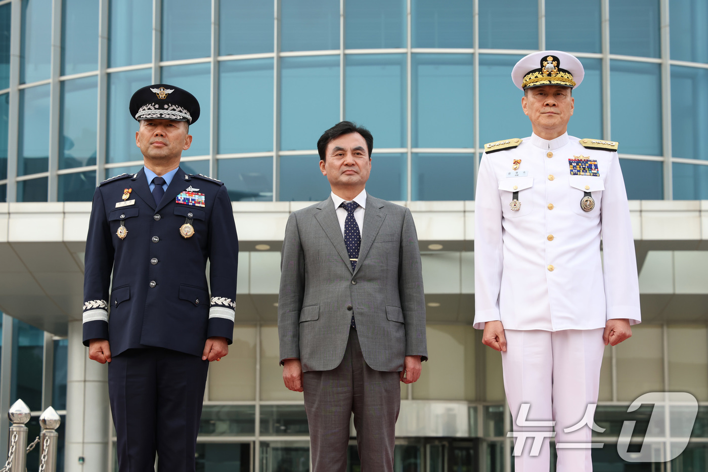 (서울=뉴스1) = 안규백 국방부장관(가운데)과 신임 합참의장 진영승 대장(왼쪽), 이임 합참의장 김명수 대장이 30일 서울 용산구 국방부에서 열린 제44,45대 합참의장 이취임식 …