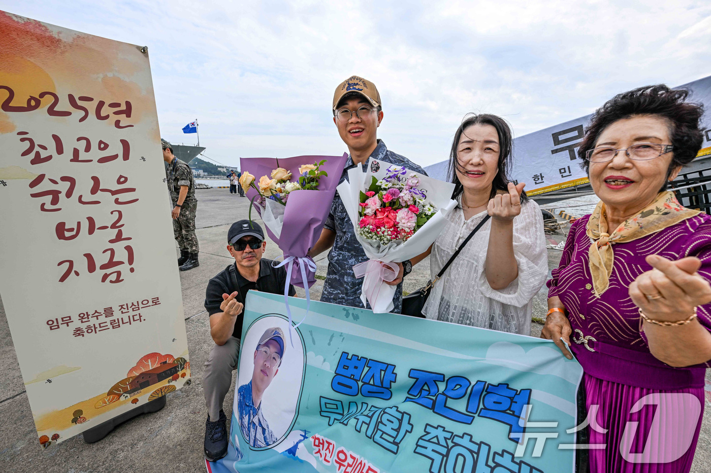 (창원=뉴스1) 윤일지 기자 = 6개월간의 파병 임무를 마치고 30일 경남 창원 진해구 진해 군항에 입항한 청해부대 45진 부대원이 가족과 재회의 기쁨을 나누고 있다. (해군 제공 …