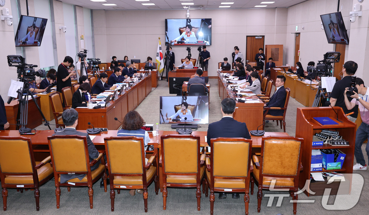 (서울=뉴스1) 신웅수 기자 = 30일 서울 여의도 국회 법제사법위원회에서 조희대 대법원장 대선개입 의혹 관련 긴급현안 청문회가 열리고 있다. 2025.9.30/뉴스1