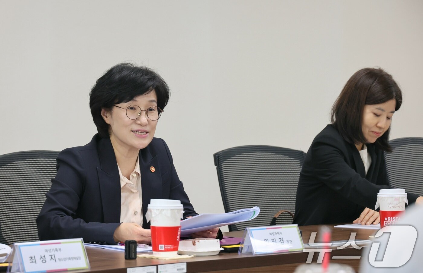 본문 이미지 - 원민경 여성가족부 장관이 지난해 9월 30일 서울 중구 양육비이행관리원을 방문해 양육비 선지급제도 운영방안을 논의하고 있다. (여성가족부 제공. 재판매 및 DB금지) 2025.9.30 ⓒ 뉴스1