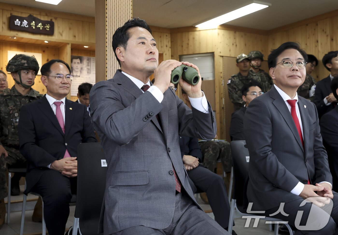 본문 이미지 - 장동혁 국민의힘 대표와 송언석 원내대표, 국방위원회 소속 의원들이 30일 경기 포천시 육군 제6보병사단 2여단 GOP대대를 방문해 최전방 군사대비 태세 점검을 하고 있다. 2025.9.30/뉴스1 ⓒ News1 국회사진기자단