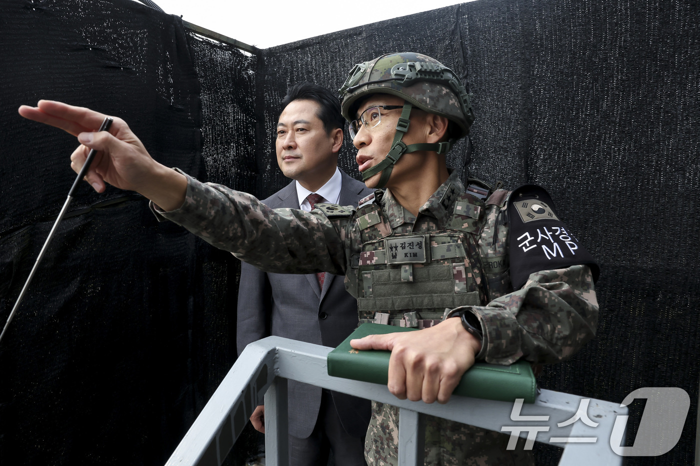 (포천=뉴스1) 국회사진기자단 = 장동혁 국민의힘 대표가 30일 경기 포천시 육군 제6보병사단 2여단 GOP대대에서 김진성 사단장으로부터 지형 관련 설명을 듣고 있다. 2025.9 …
