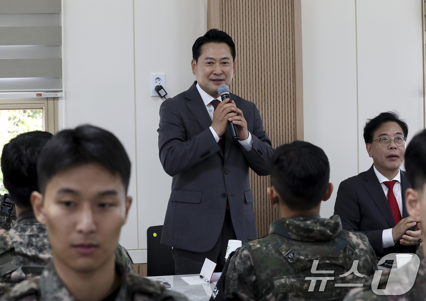(포천=뉴스1) 국회사진기자단 = 장동혁 국민의힘 대표가 30일 경기 포천시 육군 제6보병사단 2여단 GOP대대에서 장병들과 간담회를 하고 있다. 2025.9.30/뉴스1
