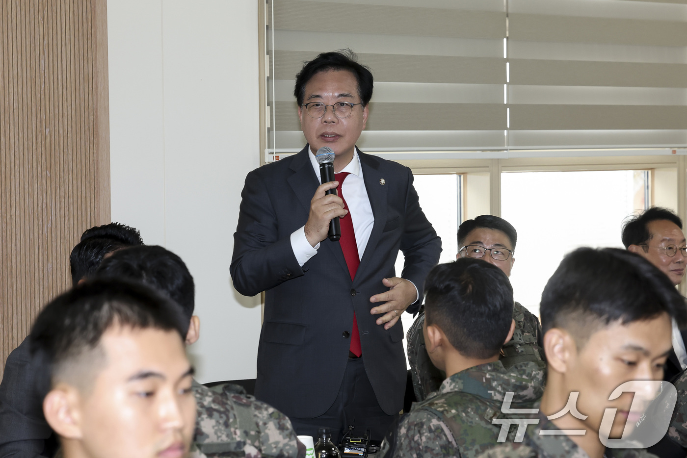 (포천=뉴스1) 국회사진기자단 = 송언석 국민의힘 원내대표가 30일 경기 포천시 육군 제6보병사단 2여단 GOP대대에서 장병들과 간담회를 하고 있다. 2025.9.30/뉴스1