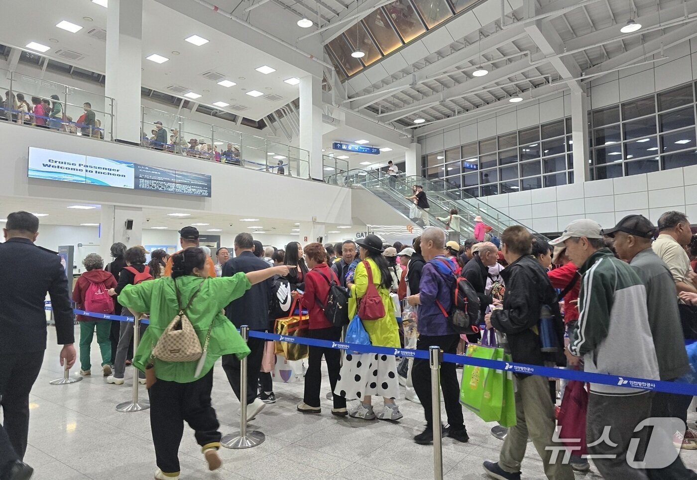 본문 이미지 - 29일 저녁 여행을 마치고 크루즈 &#39;드림호&#39;에 탑승하는 중국인 관광객들 2025.9.29/뉴스1 ⓒ News1 유준상 기자