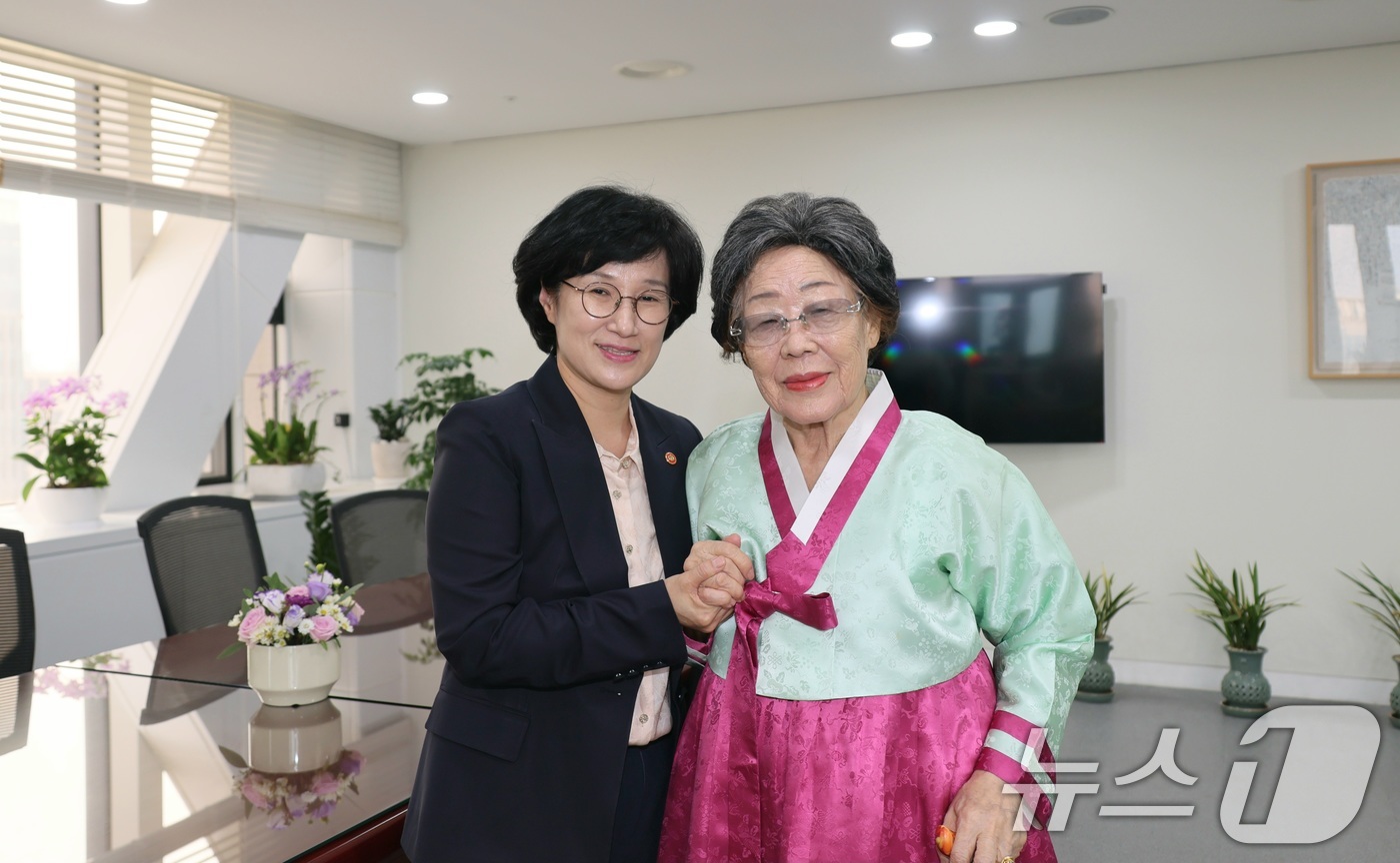 (서울=뉴스1) = 원민경 여성가족부 장관이 30일 정부서울청사에서 일본군'위안부' 피해자 이용수 할머니를 만나 환담을 나누고 기념촬영을 하고 있다. (여성가족부 제공.재판매 및 …