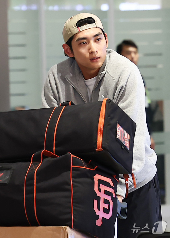 (인천공항=뉴스1) 김성진 기자 = 메이저리그(MLB) 두 번째 시즌을 마친 샌프란시스코 이정후가 30일 인천국제공항 제2여객터미널을 통해 귀국하고 있다.이정후는 150경기에 출전 …