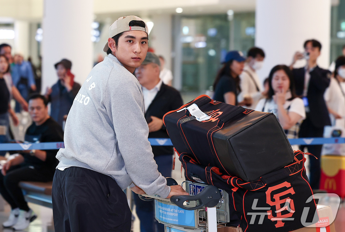 (인천공항=뉴스1) 김성진 기자 = 메이저리그(MLB) 두 번째 시즌을 마친 샌프란시스코 이정후가 30일 인천국제공항 제2여객터미널을 통해 귀국하고 있다.이정후는 150경기에 출전 …