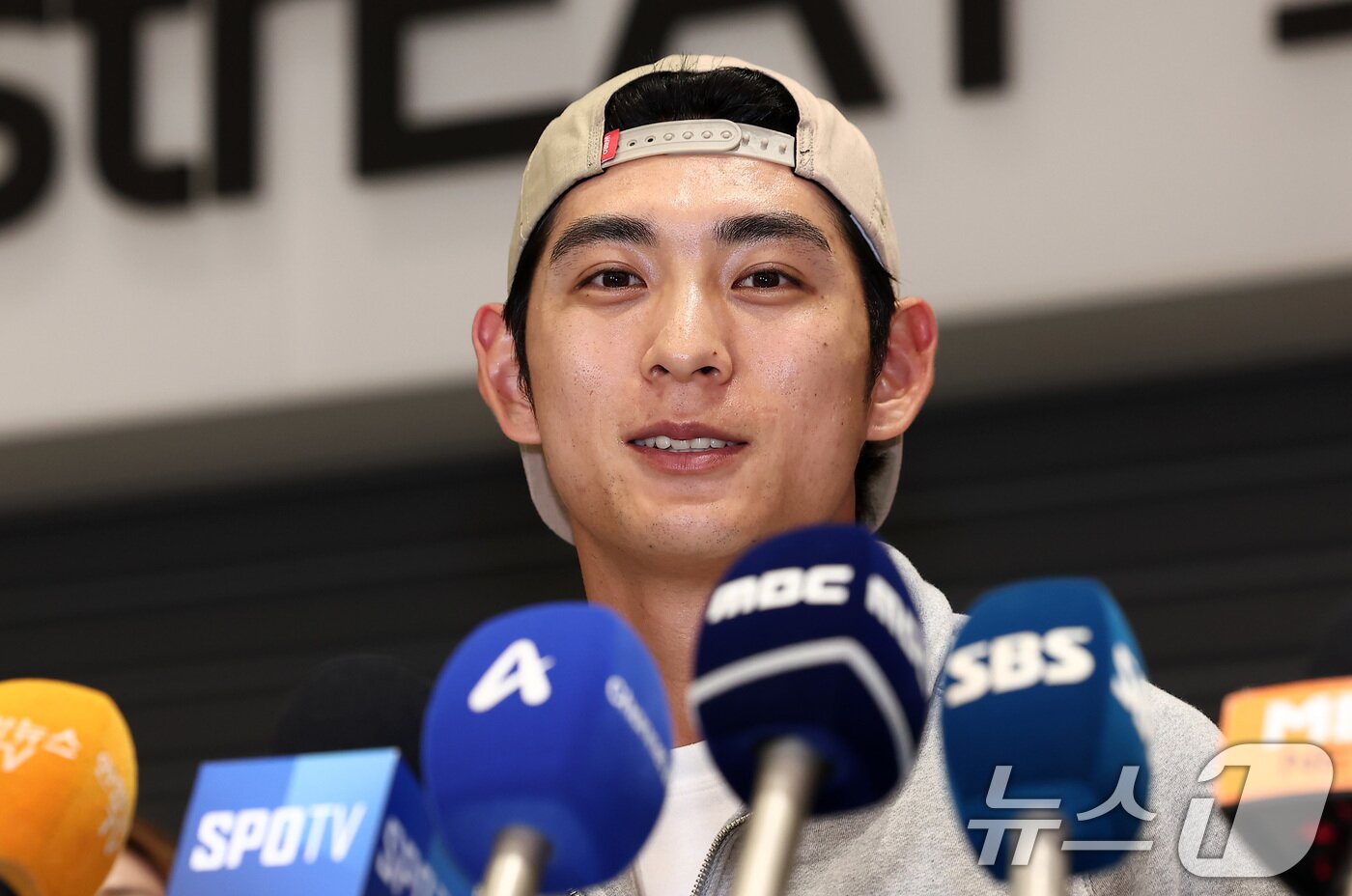 본문 이미지 - 메이저리그(MLB) 두 번째 시즌을 마친 샌프란시스코 이정후가 30일 인천국제공항 제2여객터미널을 통해 귀국해 취재진의 질문에 답하고 있다. 2025.9.30/뉴스1 ⓒ News1 김성진 기자