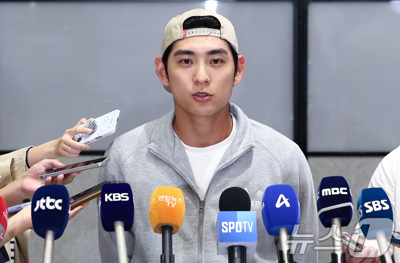 본문 이미지 - 메이저리그&#40;MLB&#41; 두 번째 시즌을 마친 샌프란시스코 이정후가 30일 인천국제공항 제2여객터미널을 통해 귀국해 취재진의 질문에 답하고 있다. 2025.9.30/뉴스1 ⓒ News1 김성진 기자