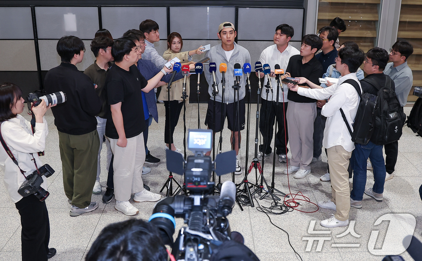 (인천공항=뉴스1) 김성진 기자 = 메이저리그(MLB) 두 번째 시즌을 마친 샌프란시스코 이정후가 30일 인천국제공항 제2여객터미널을 통해 귀국해 취재진의 질문에 답하고 있다.이정 …