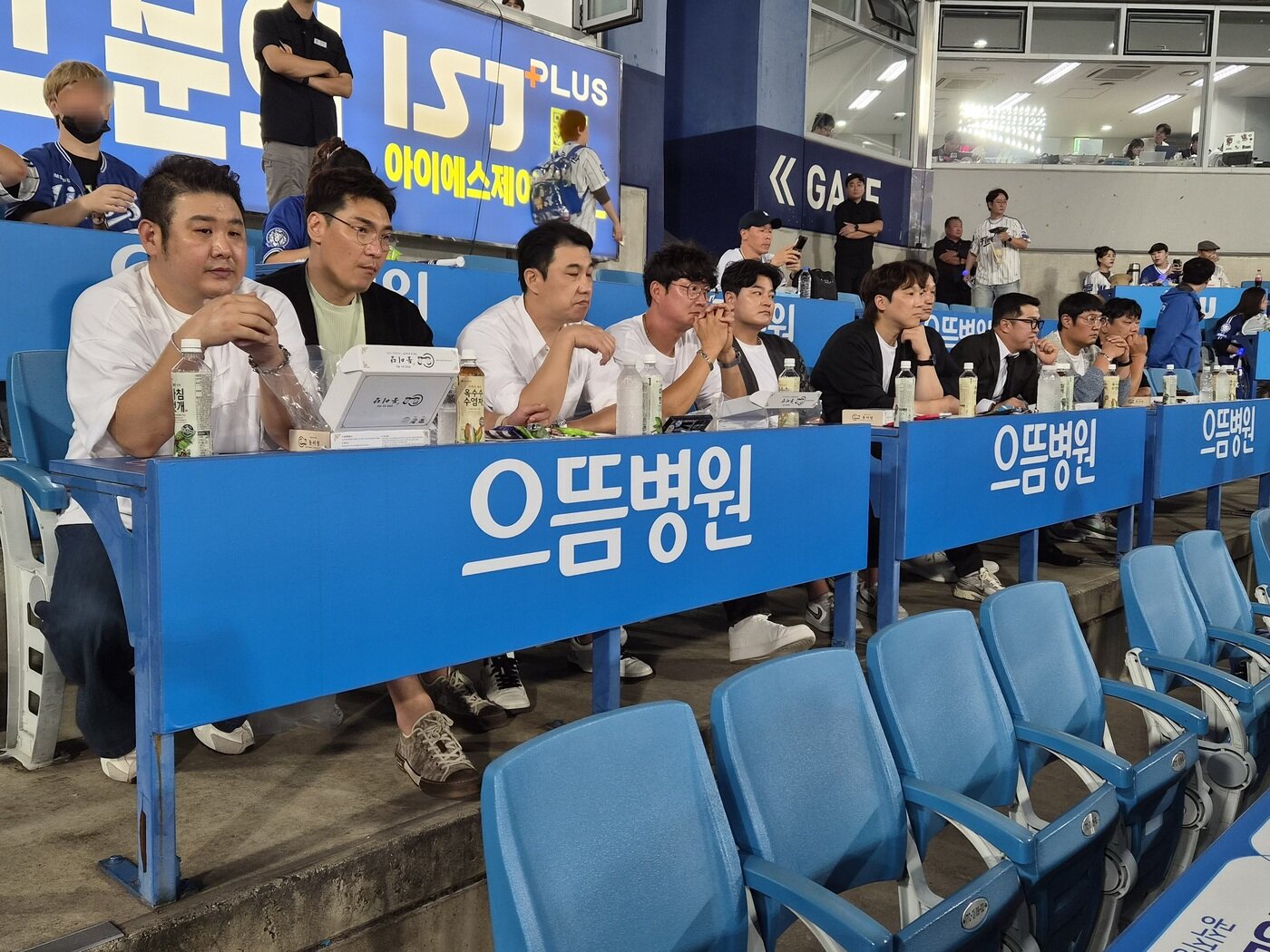 본문 이미지 - 시즌 종료 후 은퇴하는 오승환을 위해 추신수, 이대호, 김강민 등 1982년생 친구들이 모였다.&#40;SSG 랜더스 제공&#41;