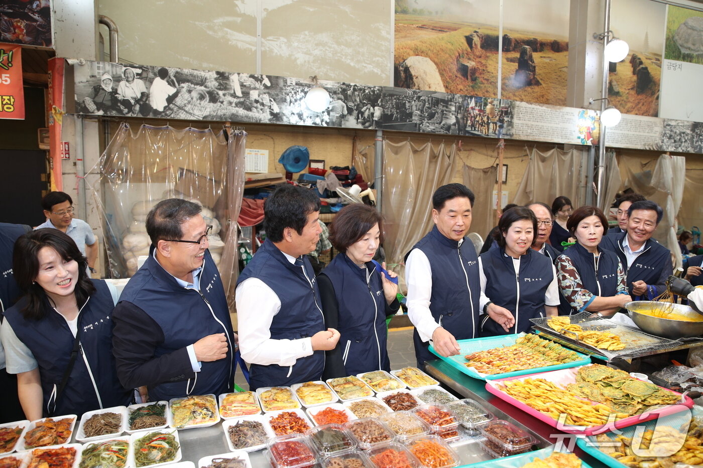 본문 이미지 - 30일 김경진 익산시의회 의장을 비롯한 의원들이 중앙시장에서 장을 보고 있다.(익산시의회 제공 재판매 및 DB 금지)