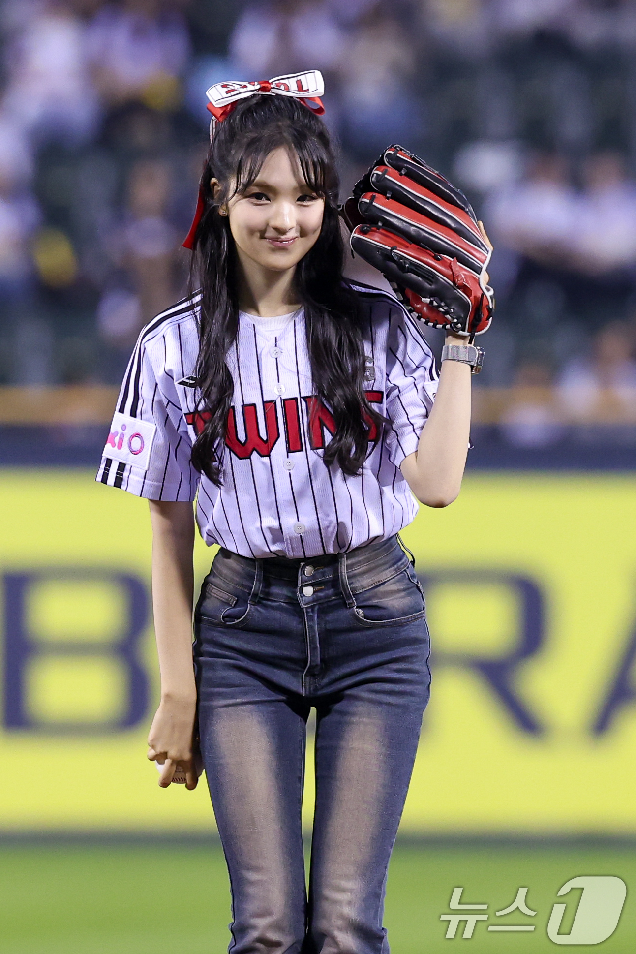 (서울=뉴스1) 안은나 기자 = 가수 규빈이 30일 오후 서울 송파구 잠실야구장에서 프로야구 2025 신한 SOL 뱅크 KBO 리그 두산 베어스와 LG 트윈스의 경기 시구에 앞서 …