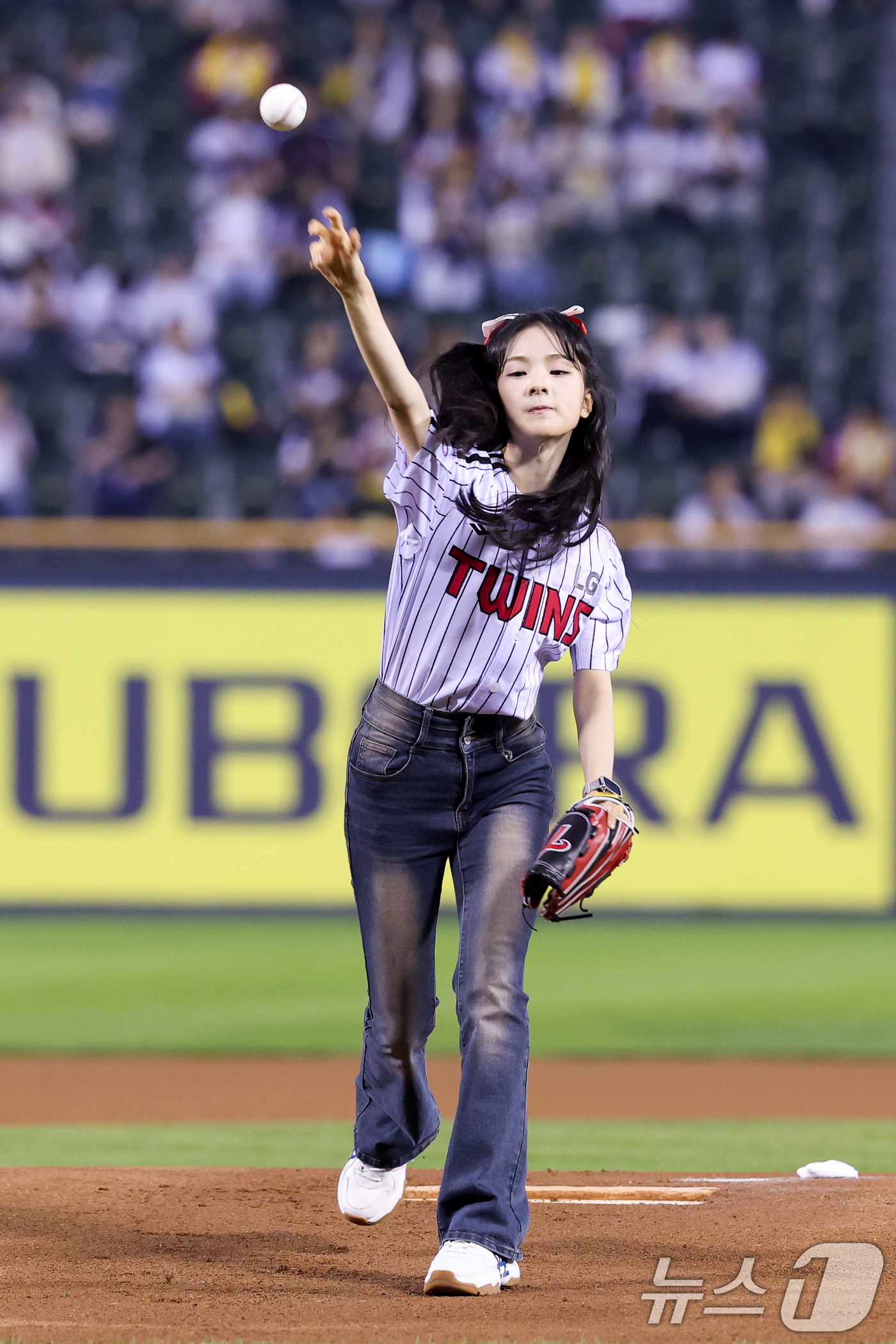 (서울=뉴스1) 안은나 기자 = 가수 규빈이 30일 오후 서울 송파구 잠실야구장에서 프로야구 2025 신한 SOL 뱅크 KBO 리그 두산 베어스와 LG 트윈스의 경기에 앞서 시구를 …