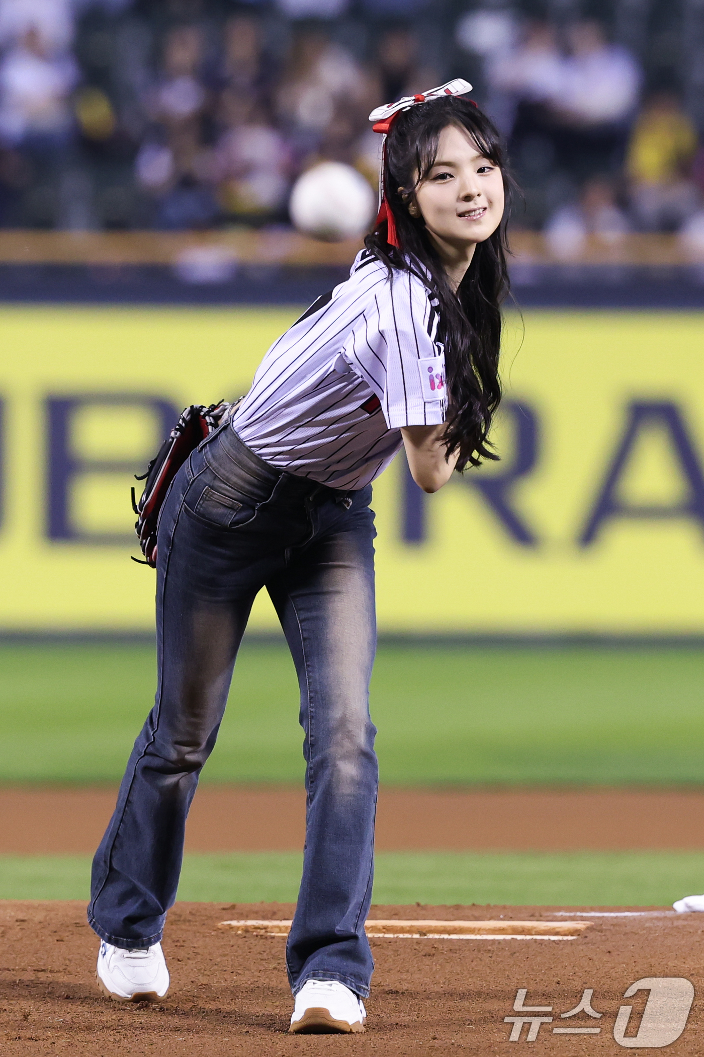 (서울=뉴스1) 안은나 기자 = 가수 규빈이 30일 오후 서울 송파구 잠실야구장에서 프로야구 2025 신한 SOL 뱅크 KBO 리그 두산 베어스와 LG 트윈스의 경기에 앞서 시구를 …