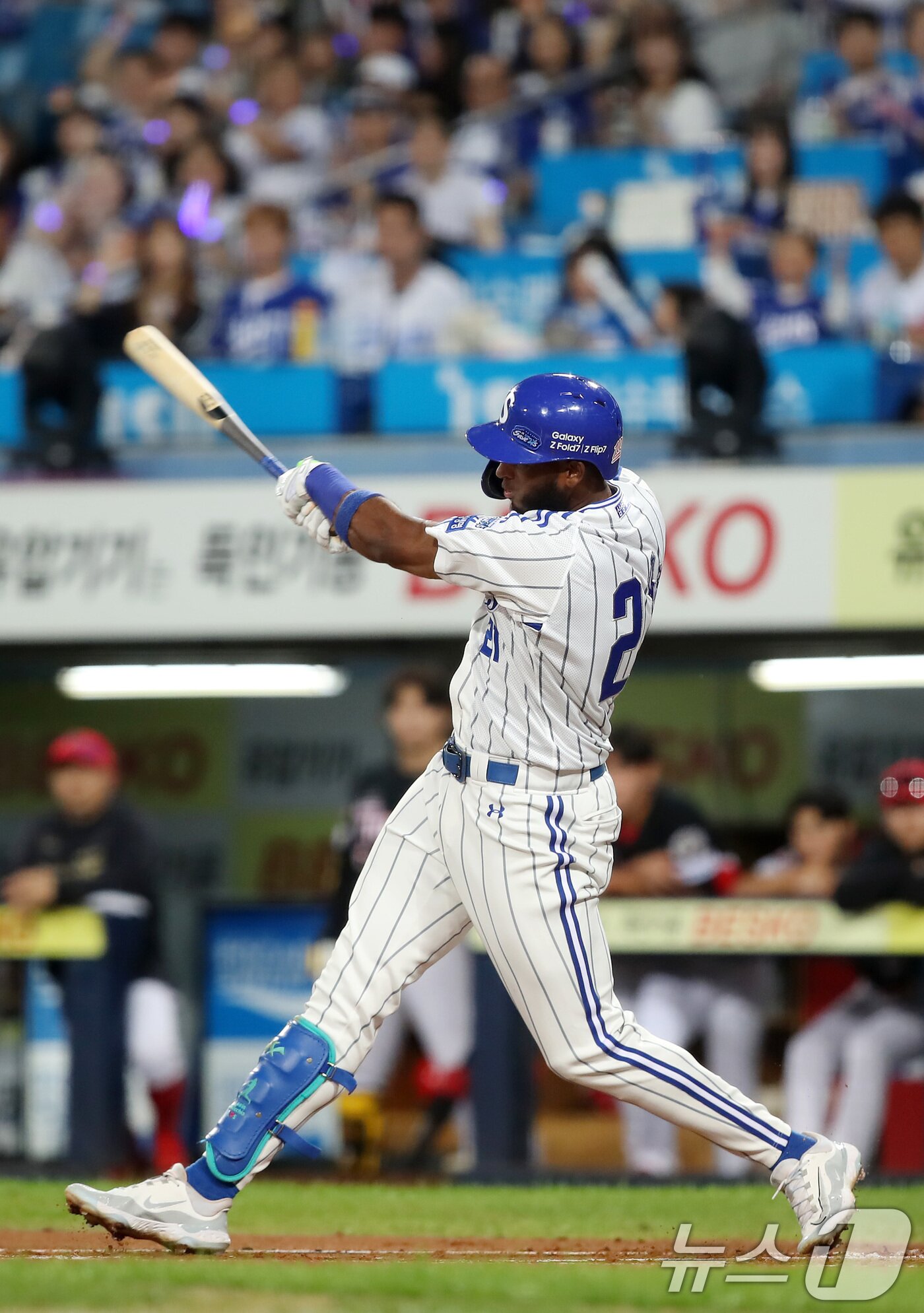 본문 이미지 - 30일 오후 대구 수성구 삼성라이온즈파크에서 열린 프로야구 &#39;2025 신한 SOL뱅크 KBO 리그&#39; KIA 타이거즈와 삼성 라이온즈의 경기, 1회말 1사 1,3루 상황 삼성 4번타자 디아즈가 중월 3점 홈런을 쏘아올리며 시즌 50홈런 달성을 하고 있다. 2025.9.30/뉴스1 ⓒ News1 공정식 기자