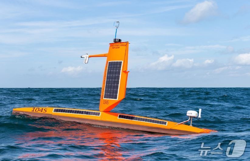 본문 이미지 - 허리케인 중심부에 투입돼 극한 기후 환경을 촬영해 데이터를 수집한 세일드론&#40;출처:뉴애틀라스 누리집&#41;