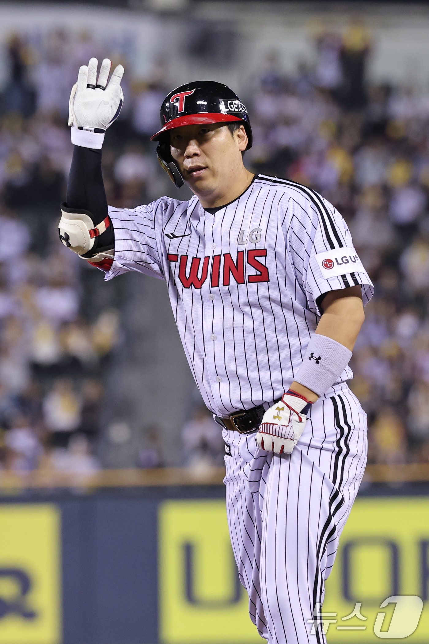 (서울=뉴스1) 안은나 기자 = 30일 오후 서울 송파구 잠실야구장에서 열린 프로야구 2025 신한 SOL 뱅크 KBO 리그 두산 베어스와 LG 트윈스의 경기 2회말 2사 상황, …