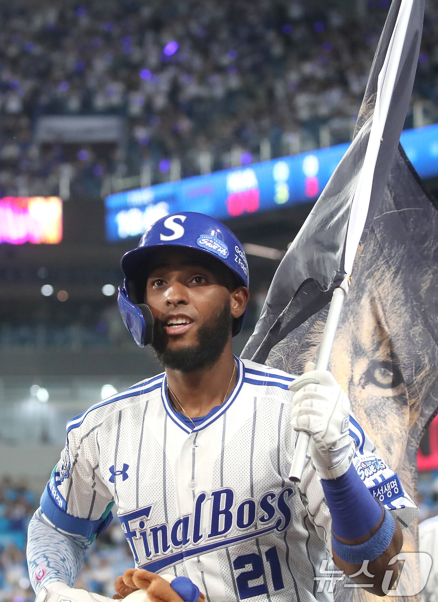 본문 이미지 - 30일 오후 대구 수성구 삼성라이온즈파크에서 열린 프로야구 &#39;2025 신한 SOL뱅크 KBO 리그&#39; KIA 타이거즈와 삼성 라이온즈의 경기, 1회말 1사 1,3루 상황 삼성 4번타자 디아즈가 중월 3점 홈런을 쏘아올려 시즌 50홈런 달성한 뒤 동료들과 기쁨을 나누고 있다. 2025.9.30/뉴스1 ⓒ News1 공정식 기자