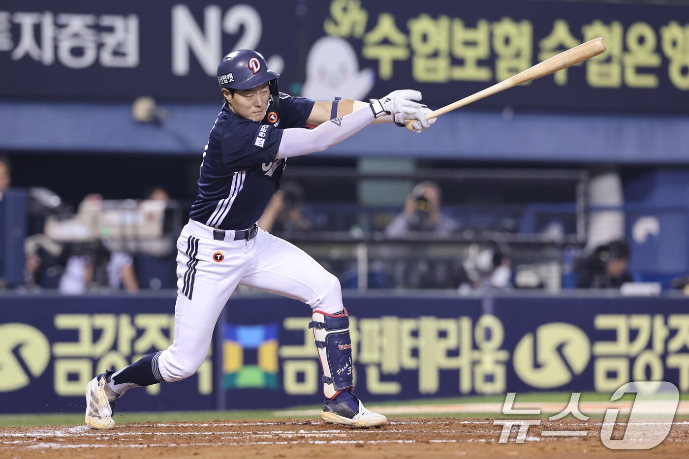 본문 이미지 - 30일 오후 서울 송파구 잠실야구장에서 열린 프로야구 2025 신한 SOL 뱅크 KBO 리그 두산 베어스와 LG 트윈스의 경기 3회초 2사 2루 상황, 두산 박지훈이 안타를 날리고 있다 2025.9.30/뉴스1 ⓒ News1 안은나 기자