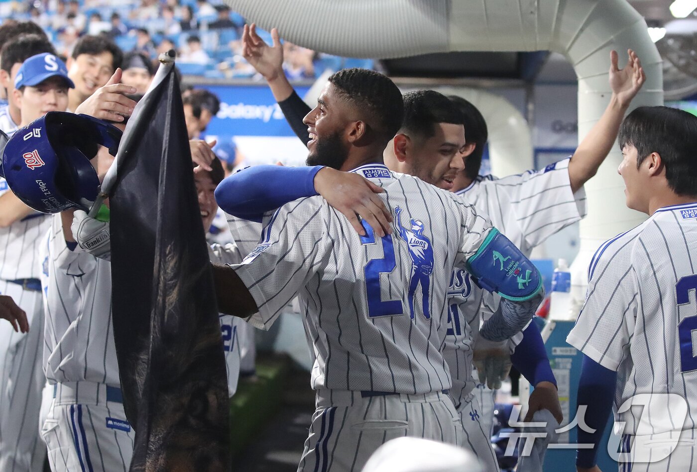 본문 이미지 - 30일 오후 대구 수성구 삼성라이온즈파크에서 열린 프로야구 &#39;2025 신한 SOL뱅크 KBO 리그&#39; KIA 타이거즈와 삼성 라이온즈의 경기, 1회말 1사 1,3루 상황 삼성 4번타자 디아즈가 중월 3점 홈런을 쏘아올려 시즌 50홈런 달성한 뒤 동료들과 기쁨을 나누고 있다. 2025.9.30/뉴스1 ⓒ News1 공정식 기자