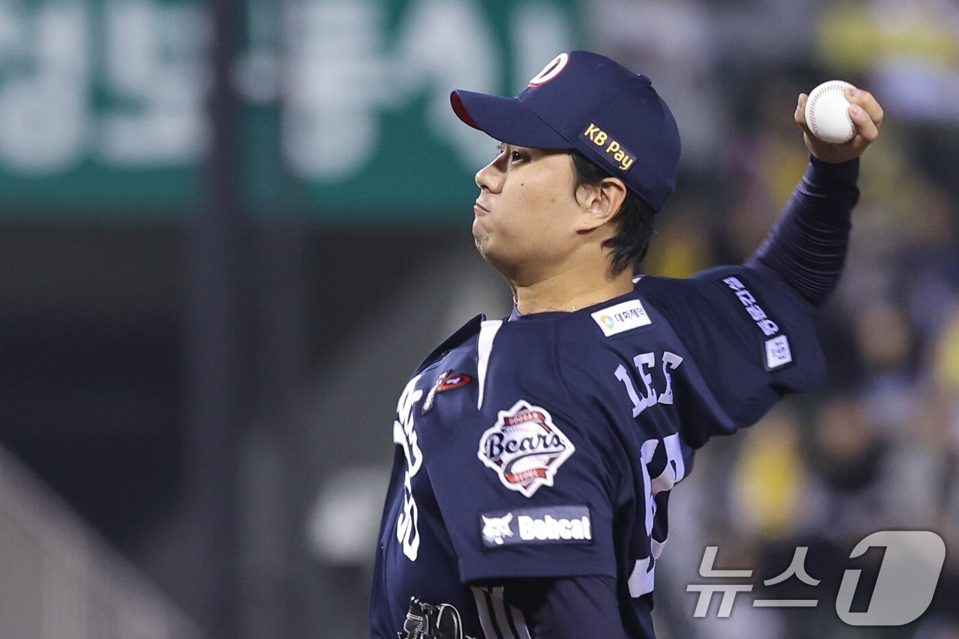 본문 이미지 - 30일 오후 서울 송파구 잠실야구장에서 열린 프로야구 2025 신한 SOL 뱅크 KBO 리그 두산 베어스와 LG 트윈스의 경기 6회말 1사 1,2루 상황, 두산 교체투수 이영하가 역투하고 있다. 2025.9.30/뉴스1 ⓒ News1 안은나 기자