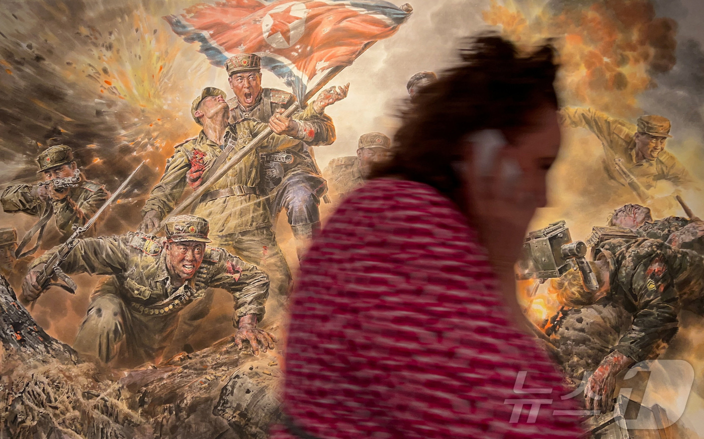 (모스크바 로이터=뉴스1) 강민경 기자 = 30일 러시아 모스크바의 한 미술관에 북한군의 우크라이나 전쟁 참전을 기념하는 예술품이 전시돼 있다. 2025.9.30ⓒ 로이터=뉴스1