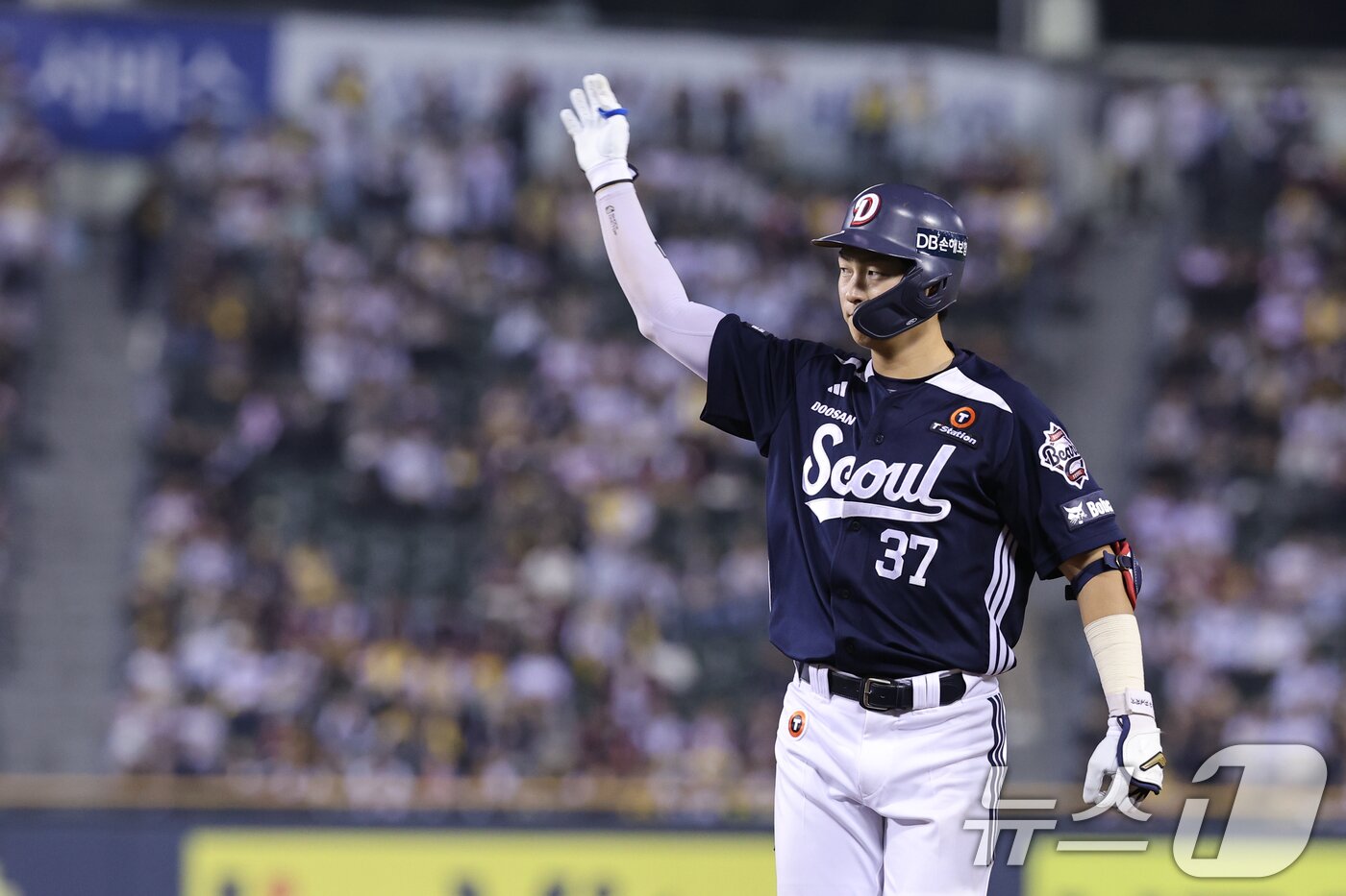본문 이미지 - 30일 오후 서울 송파구 잠실야구장에서 열린 프로야구 2025 신한 SOL 뱅크 KBO 리그 두산 베어스와 LG 트윈스의 경기 9회초 1사 1,3루 상황, 두산 박지훈이 안타를 날린 뒤 기뻐하고 있다. 2025.9.30/뉴스1 ⓒ News1 안은나 기자