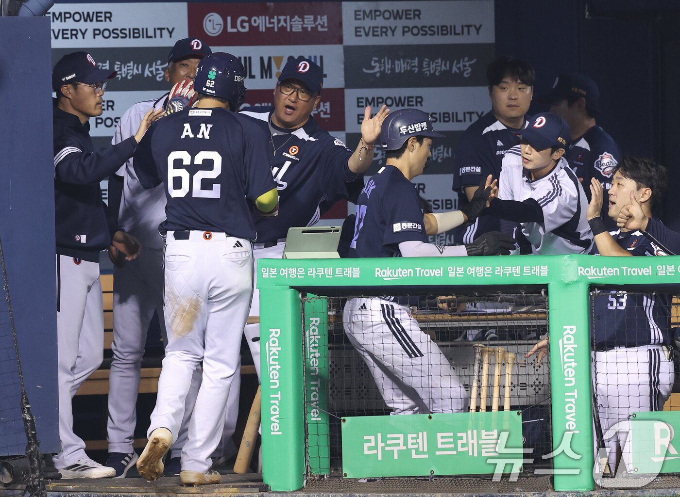 본문 이미지 - 30일 오후 서울 송파구 잠실야구장에서 열린 프로야구 2025 신한 SOL 뱅크 KBO 리그 두산 베어스와 LG 트윈스의 경기 9회초 1사 1,2루 상황 두산 케이브의 2루타에 1,2루주자 박지훈, 안재석이 홈인, 조성환 감독 대행 등의 격려를 받고 있다. 2025.9.30/뉴스1 ⓒ News1 안은나 기자